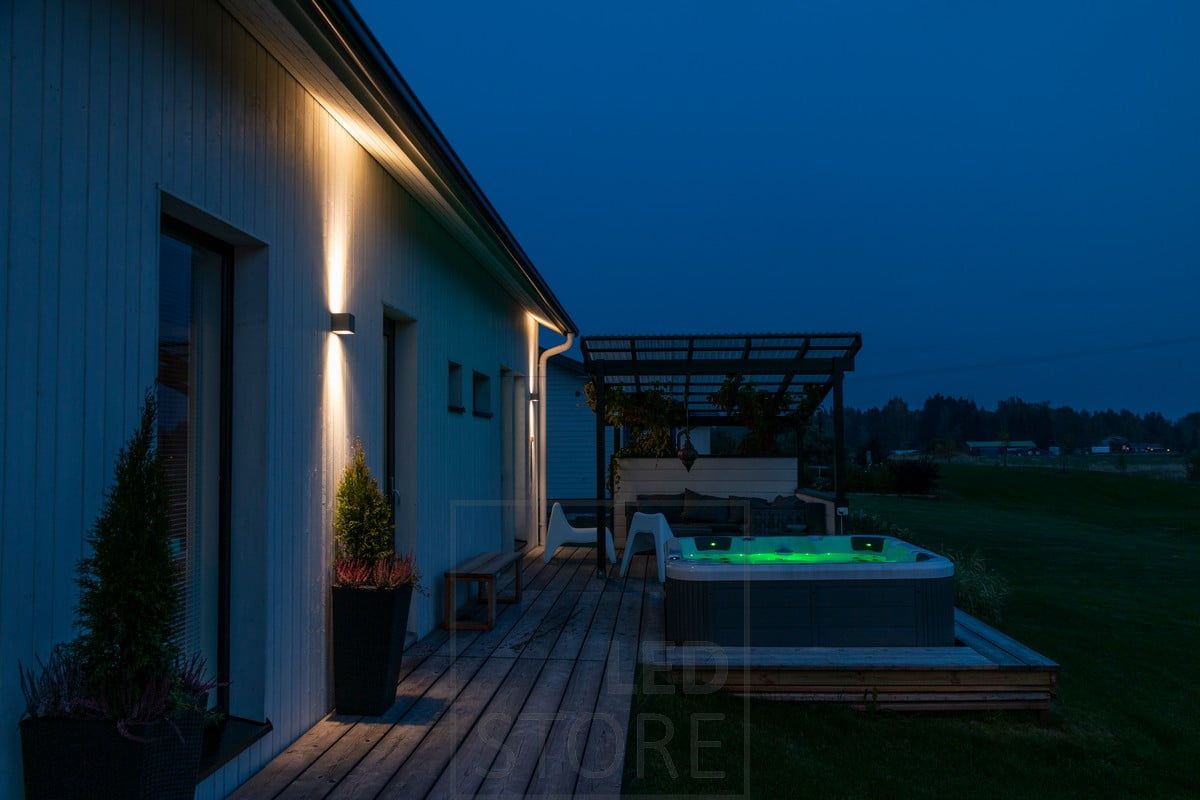 Two CUBIC OUT 2 luminaires illuminating an outdoor façade in two directions